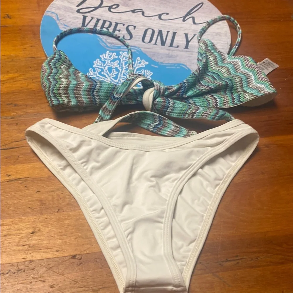l*space White Bikini Top with Subtle Stitch Detail